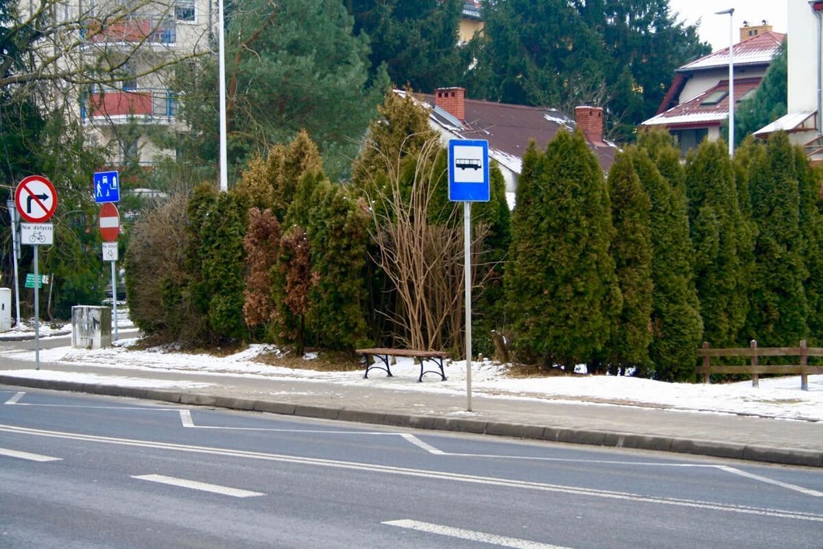 Znak jest, oznakowanie na jezdni wymalowane, ławeczka stoi. Od poniedziałku zatrzymają się tu autobusy