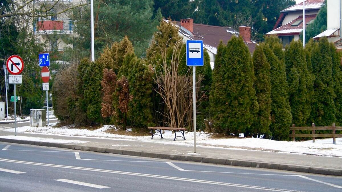 Znak przystanku i ławeczka przy al. Warszawskiej w Lublinie