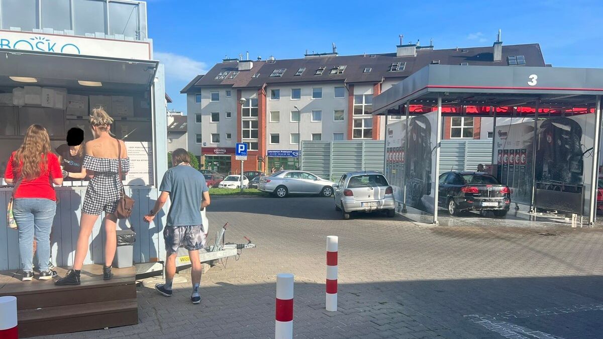 Myjnia samoobsługowa przy ul. Ametystowej i działająca obok lodziarnia Bosko