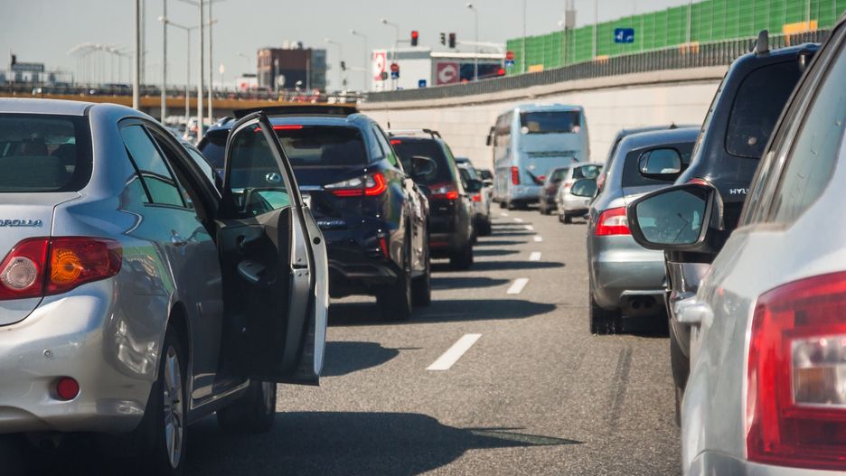 Warszawa. Zderzenie bmw z busem i z pojazdem ciężarowym. Utrudnienia drogowe