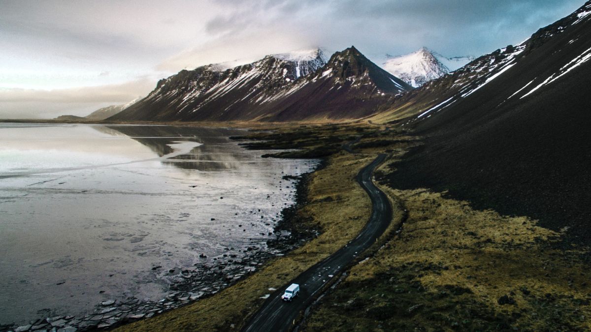 Największy wodospad świata znajduje się nieopodal Islandii.
