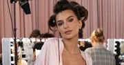 Rozebrana Emily Ratajkowski wdzięczy się w sesji do magazynu. Jest ogień? (FOTO)