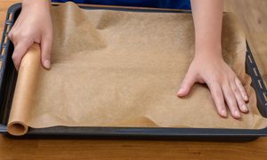 Kiedy papier do pieczenia truje? Sprawdź, zanim włączysz piekarnik