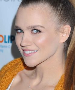 Obłędny dekolt Kaczorowskiej. Aktorka pręży się w basenie