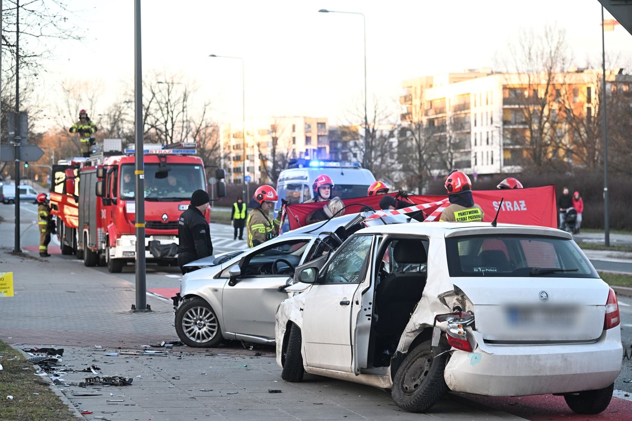 Tragiczny wypadek. Zderzenie 4 aut, jeden kierowca zakleszczony