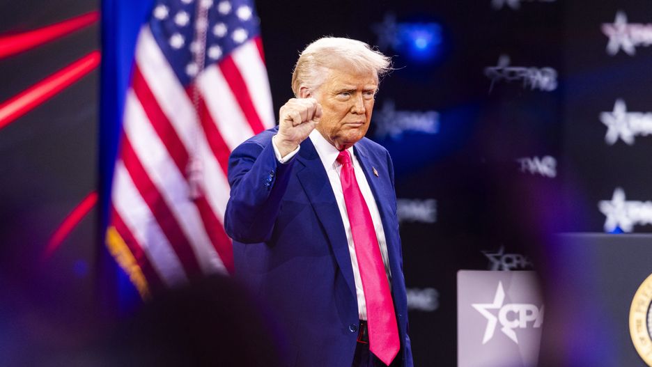 US President Donald Trump departs after speaking on the last day of the annual Conservative Political Action Conference (CPAC) in National Harbor, Maryland, USA, 22 February 2025. The CPAC is an annual gathering of right-wing activists and elected officials from across the United States and beyond. EPA/JIM LO SCALZO Dostawca: PAP/EPA.
