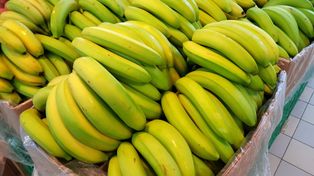 Nie odrzucaj w sklepie takich bananów. Większość Polaków unika, a dla jelit to prawdziwy skarb