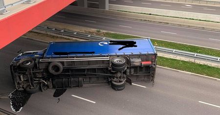 Utrudnienia w ruchu na wjeździe do Lublina. Ciężarówka przewróciła się w poprzek drogi