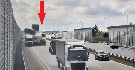 Nagranie z A1. Wypadek ciężarówek. Auto wyleciało w powietrze