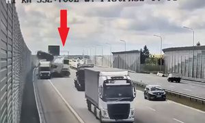 Nagranie z A1. Wypadek ciężarówek. Auto wyleciało w powietrze