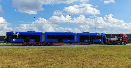 Tak transportuje się tramwaj. "Lajkonik" jedzie do Krakowa