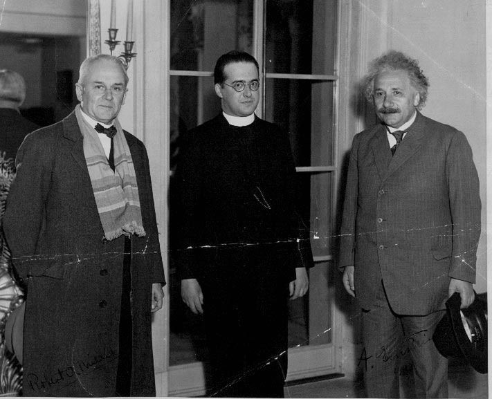 Robert Milikan (wyznaczył wartość ładunku elementarnego), Georges Lemaitre i Albert Einstein 