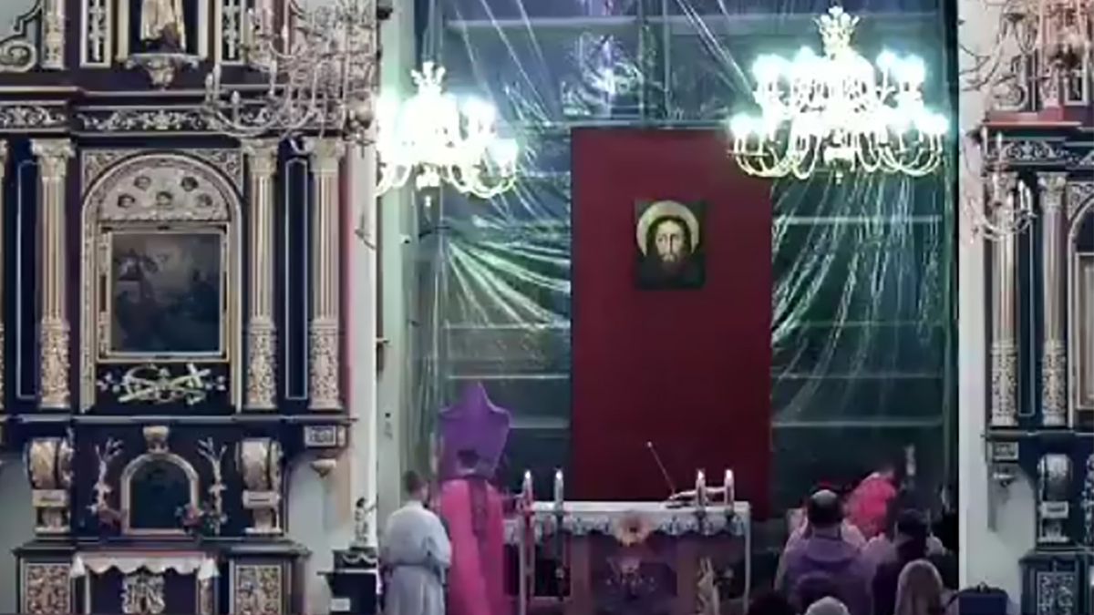 Podczas transmisji mszy część wiernych zakryto pustymi ławkami