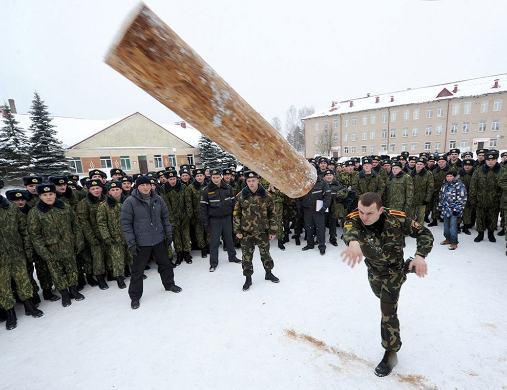 Żołnierz rzuca kłodą podczas zawodów z okazji święta Dnia Obrońców Ojczyzny i Sił Zbrojnych Republiki Białorusi. II miejsce, Sport, zdjęcie pojedyncze.
