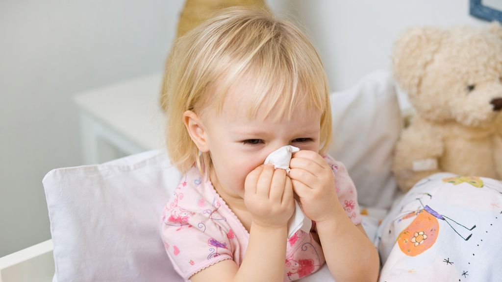 Infekcja wirusowa objawia się m.in. katarem i zatkanym nosem