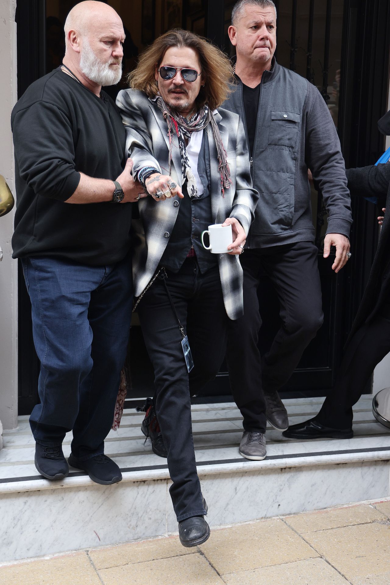 Johnny Depp został wyprowadzony z hotelu przez ochroniarzy 