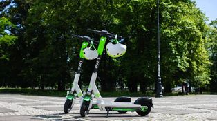 Nastolatek na hulajnodze elektrycznej zderzył się z ciężarówką w Ostrowie Wielkopolskim. Uratował go kask?