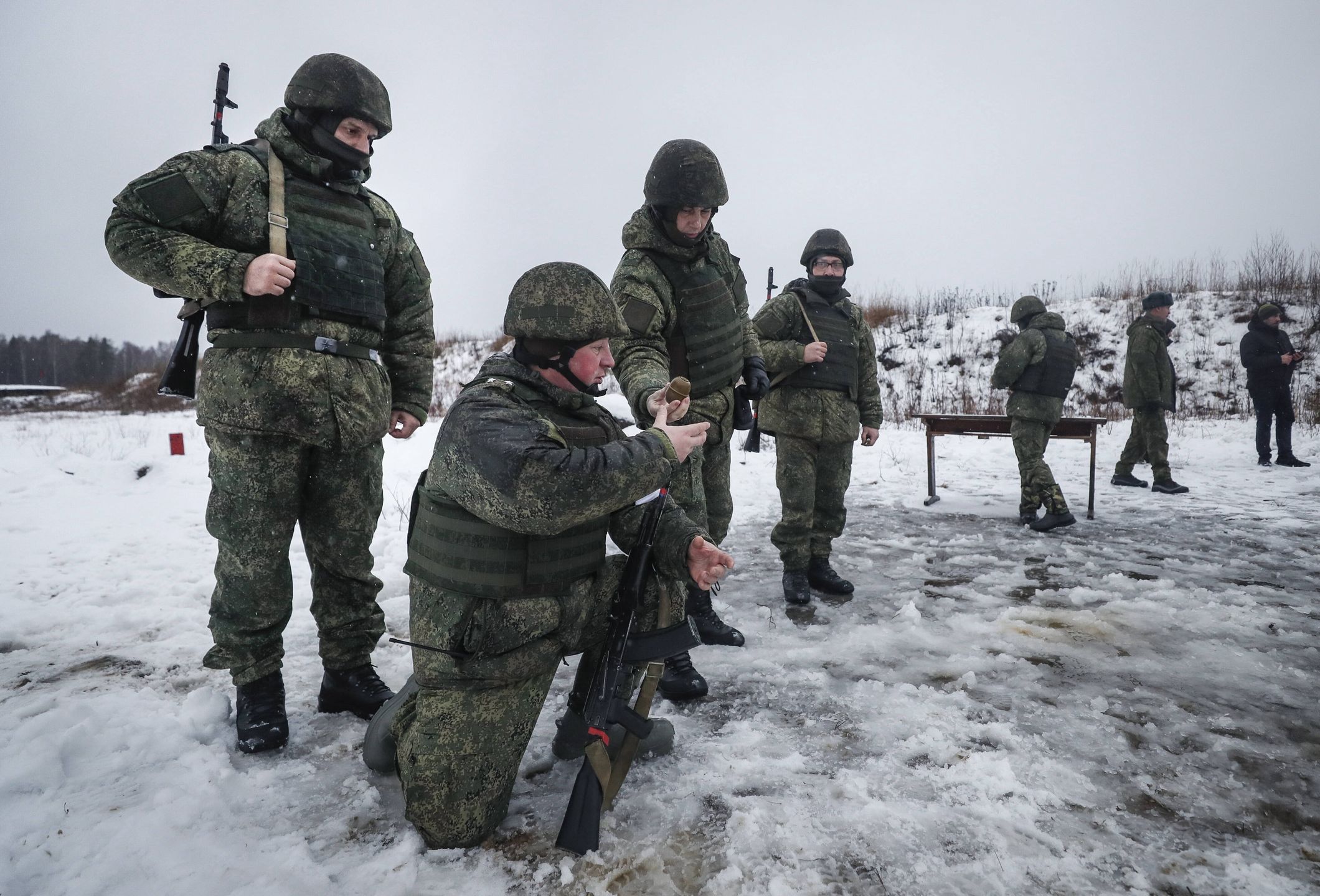 Mobilized servicemen attend a combat training in Noginsk
epa10363413 Mobilized servicemen attend a combat training at the Training Center of the Moscow Higher Combined Arms Command School of the Ministry of Defence of the Russian Federation in Noginsk, outside Moscow, Russia, 13 December 2022. Over 300,000 reservists and volunteers have been trained over two months of partial mobilization in Russia, Russian Defence Minister Sergei Shoigu said.  EPA/YURI KOCHETKOV 
Dostawca: PAP/EPA.
YURI KOCHETKOV