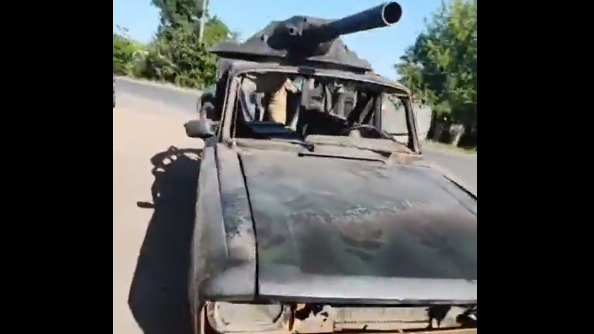 Rosyjski "Moskwicz wsparcia ogniowego" oparty o wieżę z BMP-1.