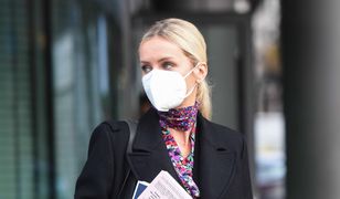 Agnieszka Woźniak-Starak przed studiem TVN. Wsiada do Fiata