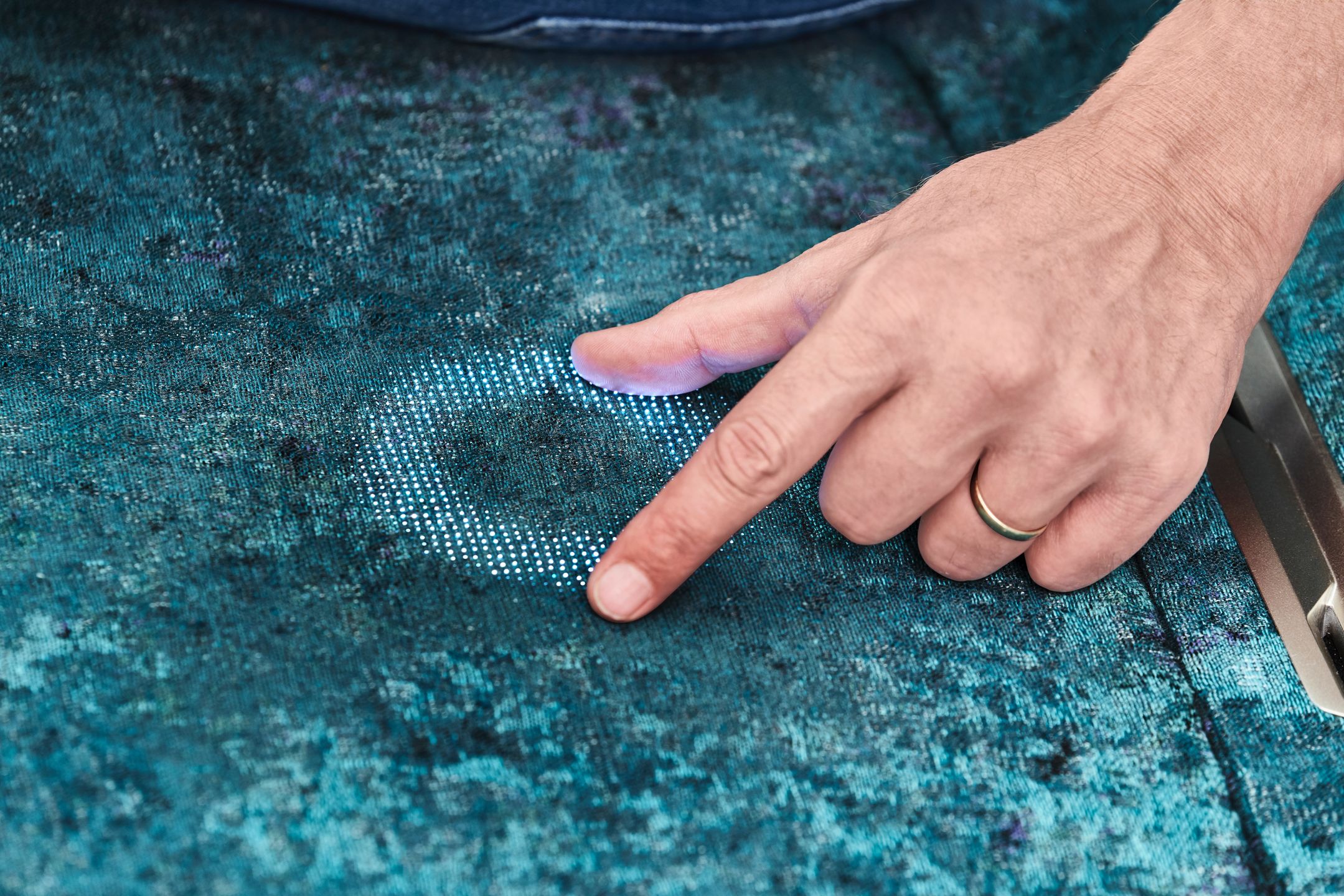 Przyciski ukryte w materiale. (fot. materiały prasowe BMW)