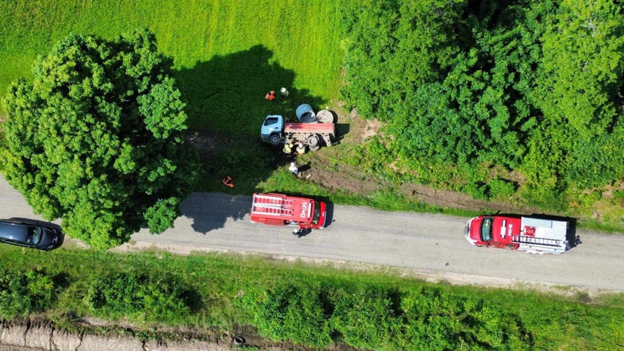 Wypadek: Ciężarówka przewróciła się na drodze obok Iwina