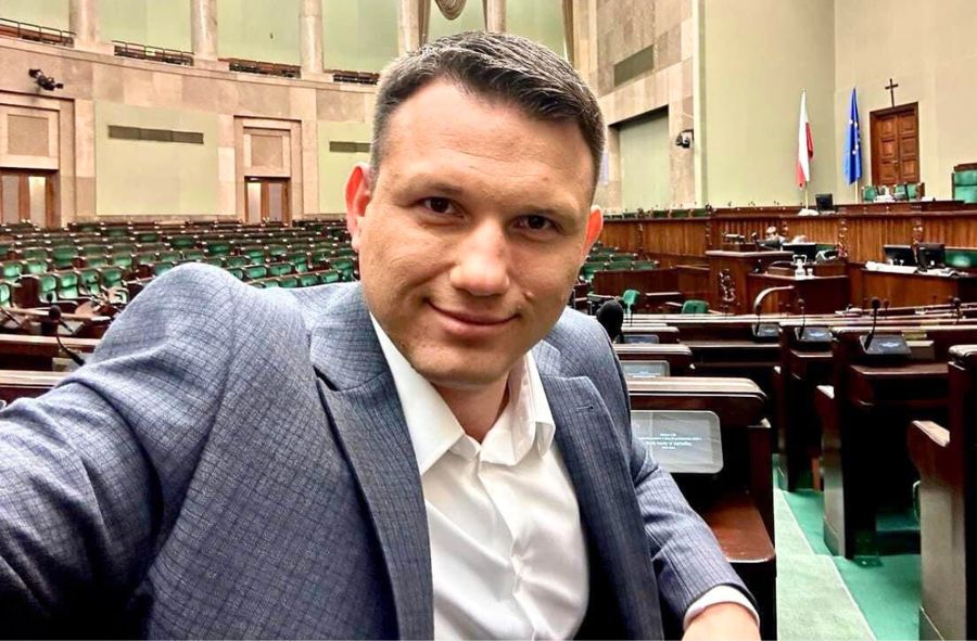 Sławomir Mentzen w pustej sali sejmowej