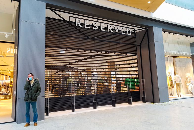 Reserved store of Polish retailer LPP Group is still closed after reopening of Bonarka shopping mall during coronavirus pandemic in Krakow, Poland on May 7th, 2020. After seven weeks of lockdown, shopping centres across Poland were reopened holding sanitary rules. Shopper numbers were capped and food and coffee courts are still closed.  (Photo by Beata Zawrzel/NurPhoto via Getty Images)