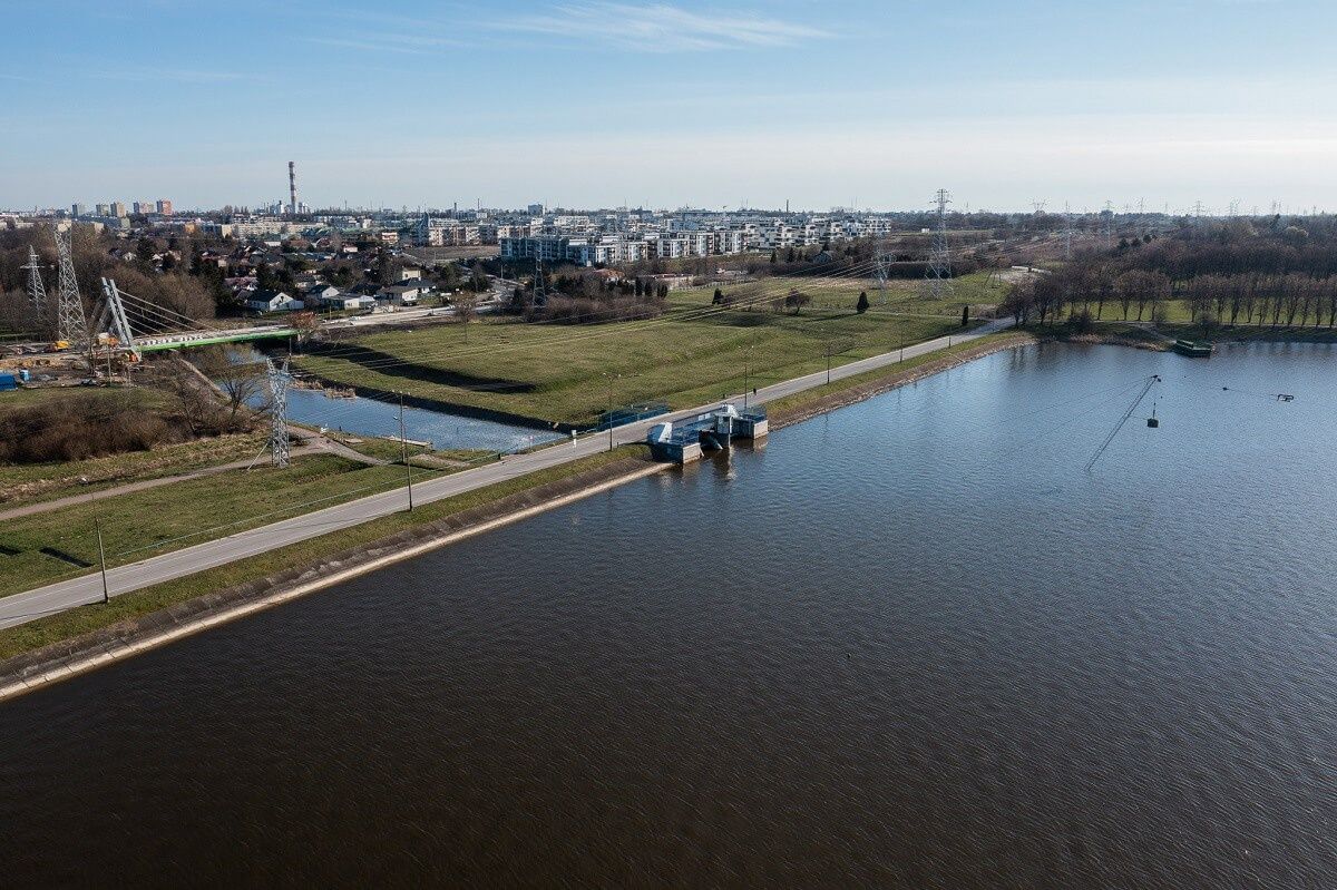 Widok na most na ul. Żeglarskiej znad Zalewu Zemborzyckiego