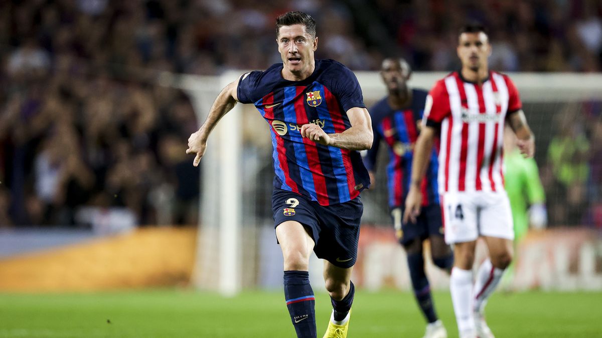 BARCELONA, SPAIN - OCTOBER 23: Robert Lewandowski of FC Barcelona during the La Liga Santander  match between FC Barcelona v Athletic de Bilbao at the Spotify Camp Nou on October 23, 2022 in Barcelona Spain (Photo by David S. Bustamante/Soccrates/Getty Images)