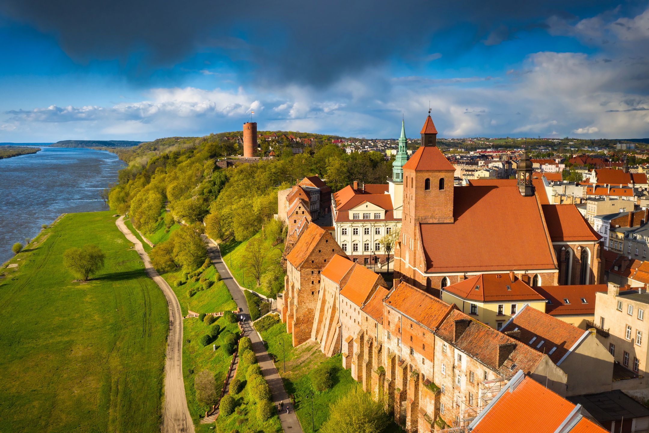 Wieża Klimek w Grudziądzu widoczna w oddali