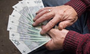 Pracował krócej od rekordzisty, a emeryturę ma wyższą. Oto dlaczego