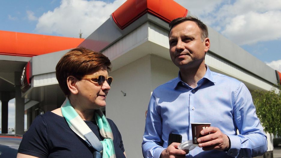 Wybory prezydenckie. Beata Szydło i Andrzej Duda podczas trasy Dudabusem w 2015 roku