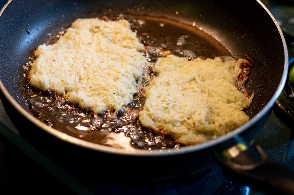 Frying potato pancakes