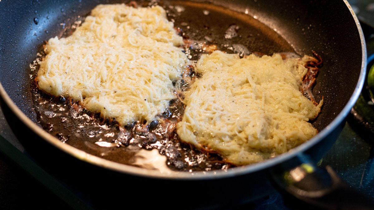 Smażenie placków ziemniaczanych