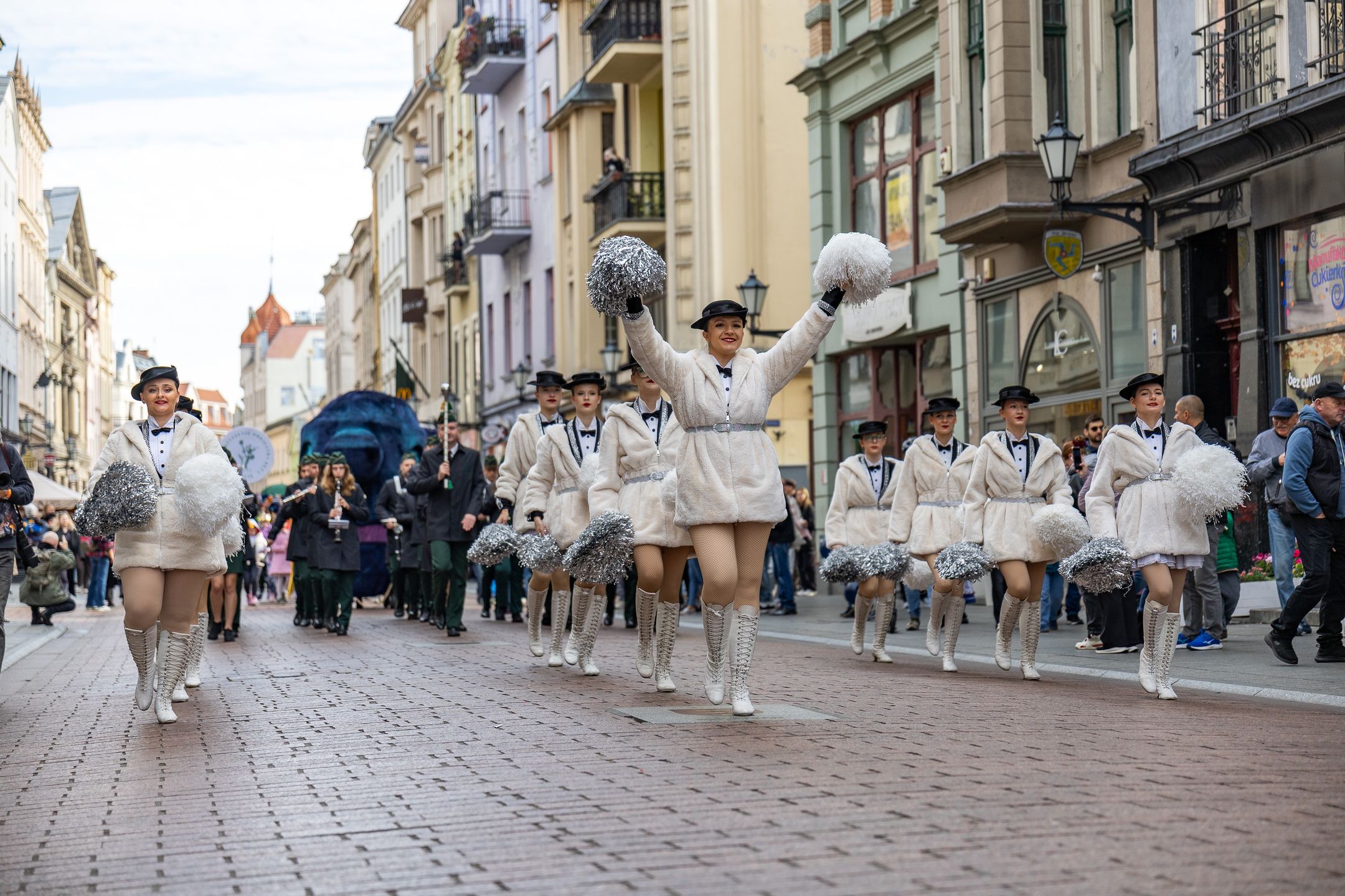 Parada przed festiwalem Spotkania 