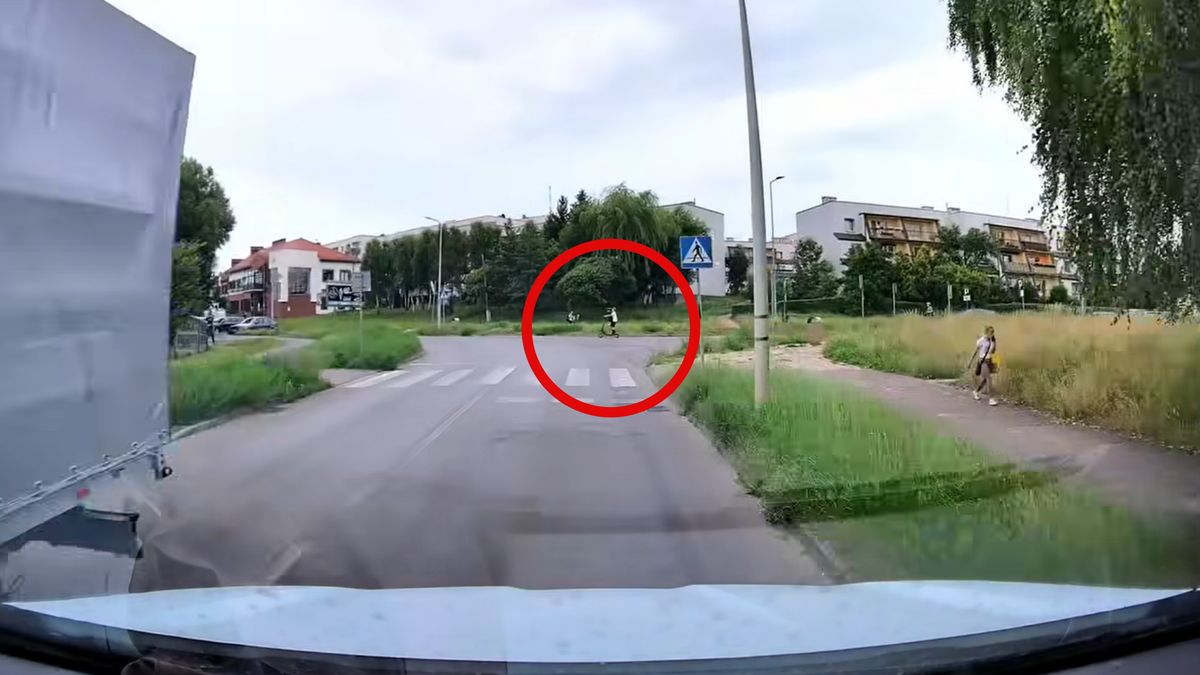 Dziecko na hulajnodze elektrycznej wjechało na skrzyżowanie.