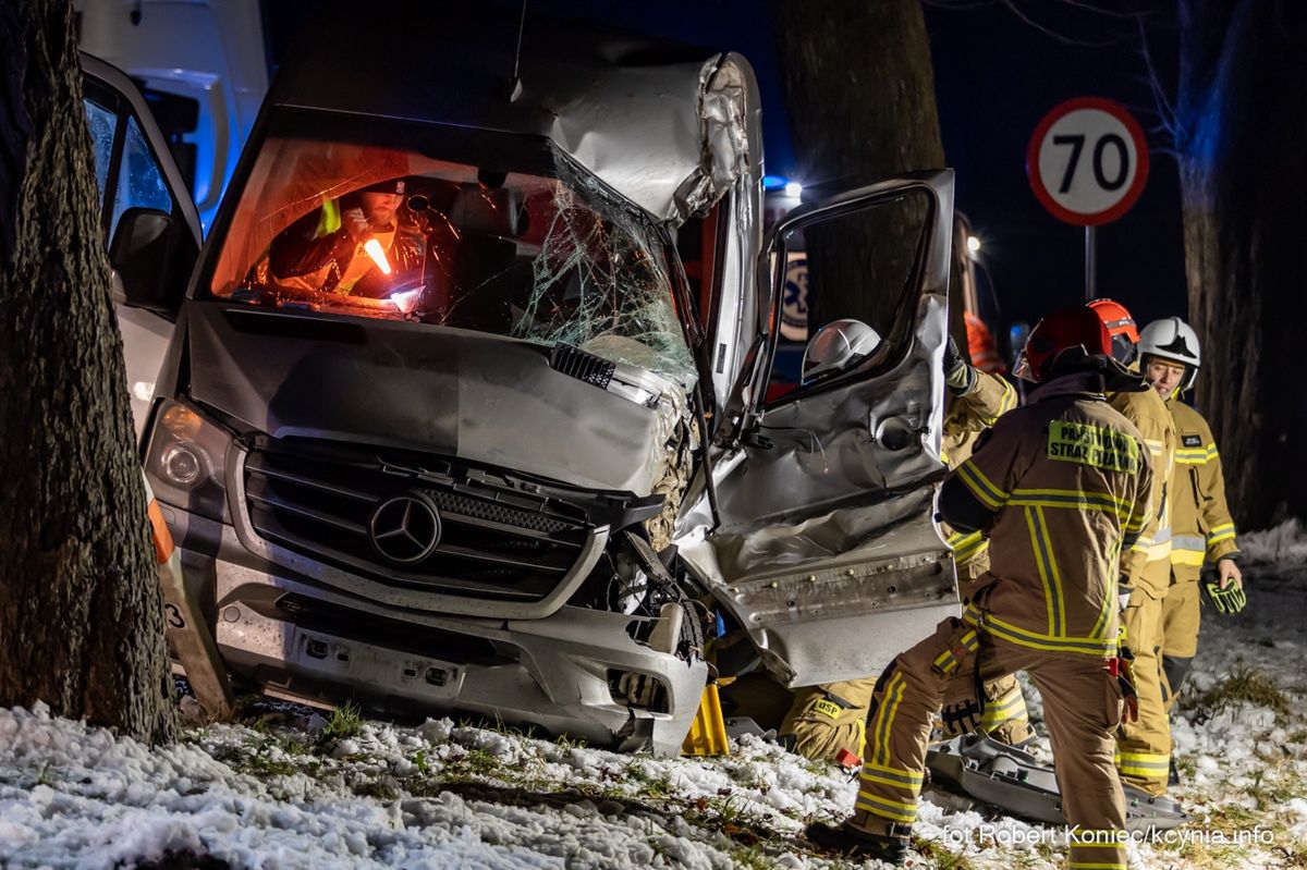 Kcynia: Auto ciężarowe uderzyło w drzewo