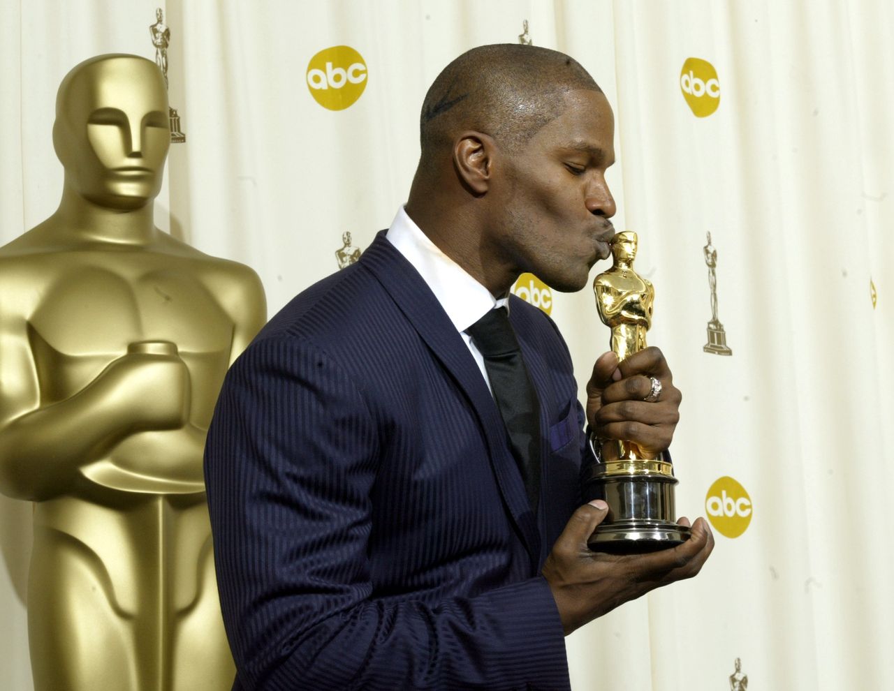 Oscar winner Jamie Foxx, Best Actor for his role in "Ray," with his Oscar at the 77th Annual Academy Awards at the Kodak Theatre in Los Angeles, Calif., Sunday, February 27, 2005. LOS ANGELES TIMES PHOTO BY KEN HIVELY