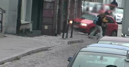 Zrobił to w centrum miasta. Wszystko nagrały kamery