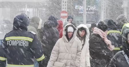 Zmarznięci uchodźcy na granicy z Rumunią uciekają przed wojną