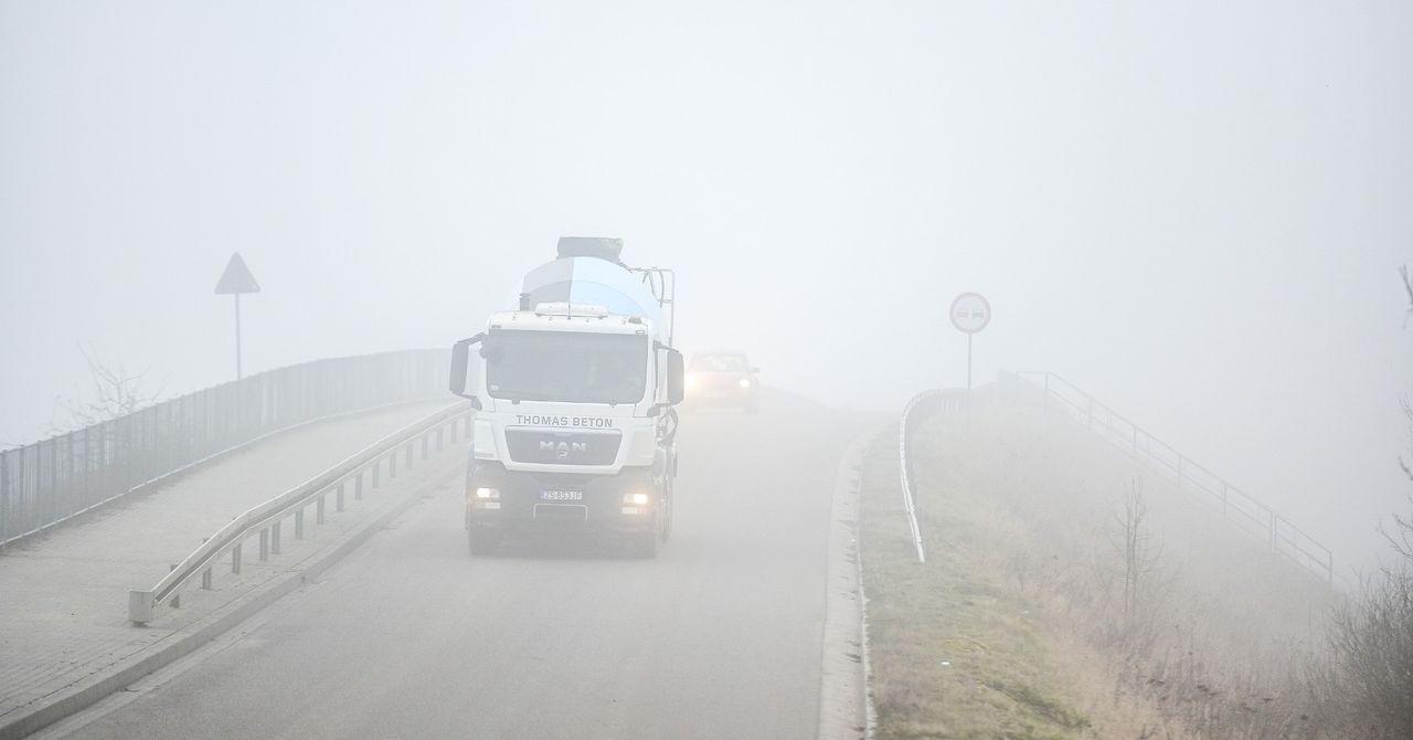 Podkarpackie: Uwaga kierowcy. Gęsta mgła - ogłoszono ostrzeżenie 1. stopnia