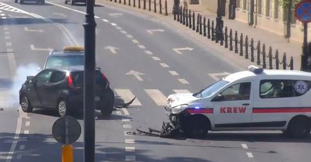Kolizja trzech aut na skrzyżowaniu w centrum Lublina. Nagranie z monitoringu