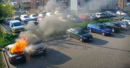 Dzieci wrzuciły do auta płonącą maseczkę. Policja pokazuje pożar [WIDEO]