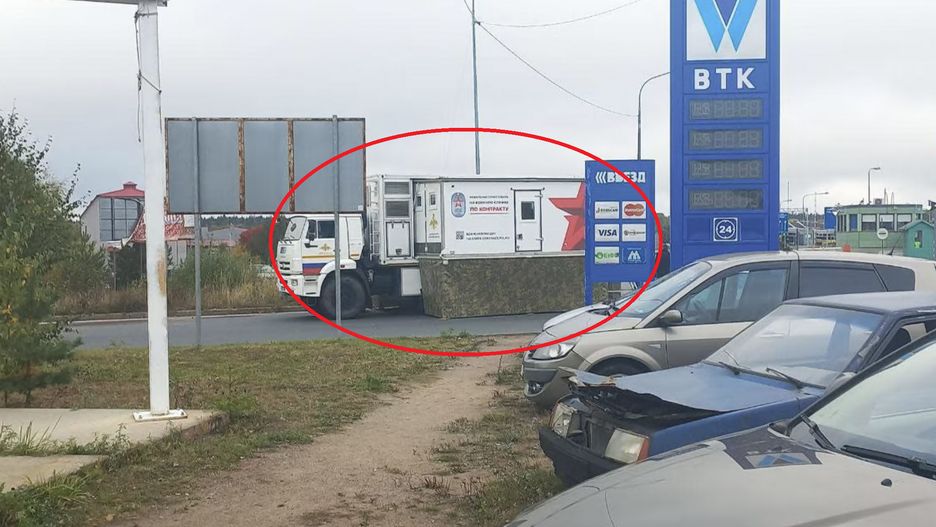 Widok takiej "ciężarówki grozy musi wprowadzać w stan paniki wszystkich Rosjan, którzy z kraju chcą uciec przed mobilizacją
