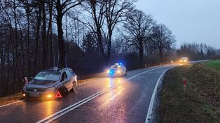 Przyjezierze: Groźna kolizja podczas wyprzedzania ciężarówki na DK20