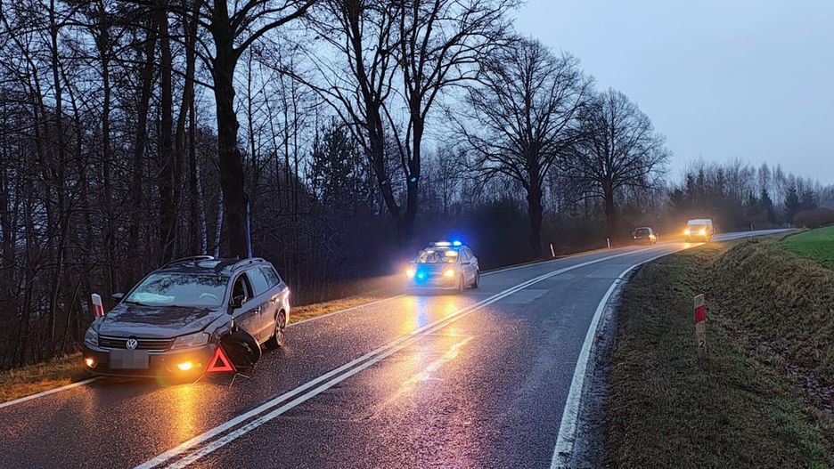 fot. MG / Groźna kolizja podczas wyprzedzania ciężarówki na DK20 pod Przyjezierzem.