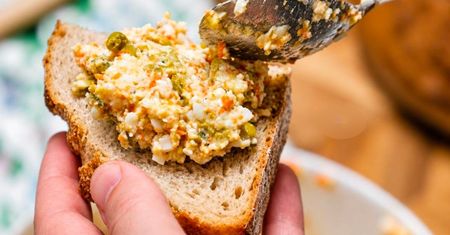 Pasta do kanapek jak kultowa sałatka. Ale z tym dodatkiem jest dużo lżejsza
