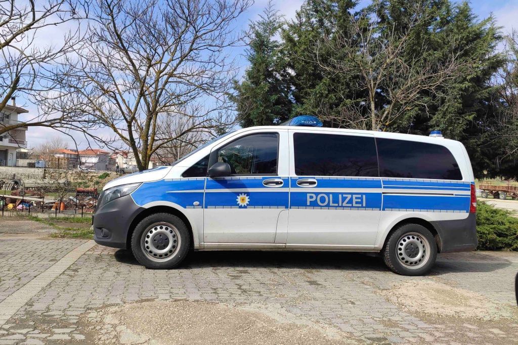 Radiowóz niemieckiej policji. Zdjęcie ilustracyjne