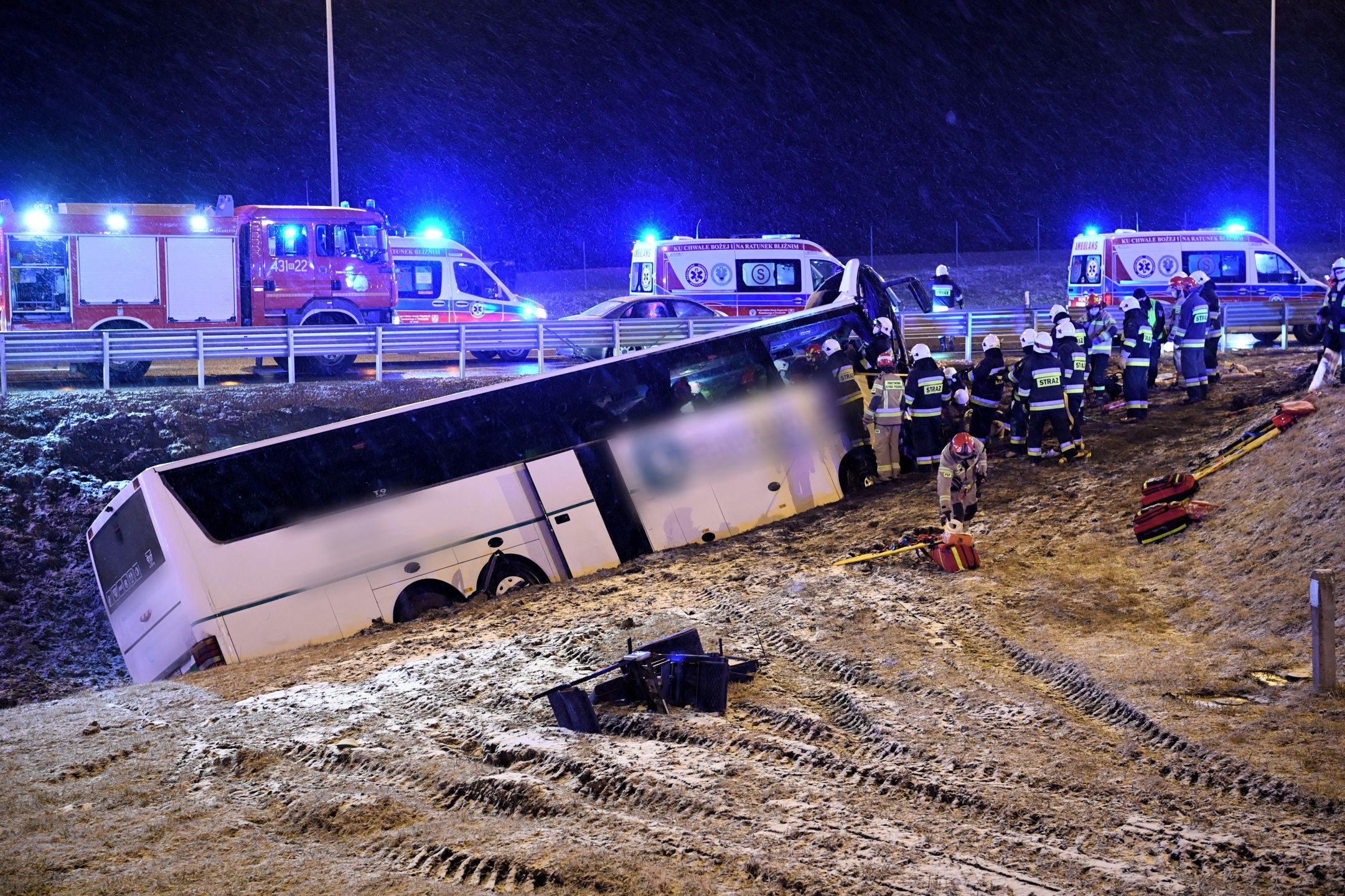 Tragedia w Kaszycach. Autokar runął z nasypu
